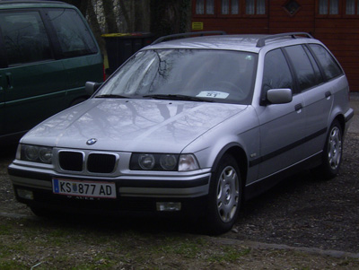 BMW im Jahr 2005 am Parkplatz