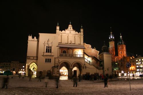 Krakóws famous mainsquare Rynek at night, with entrance to market hall