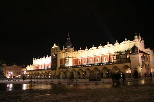 Krakóws famous mainsquare Rynek at night
